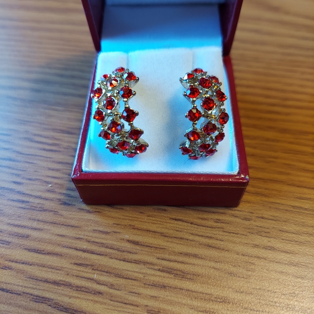 Rhinestone Orange-Red C shape Earrings 1" Silvertone w/ supportive post.